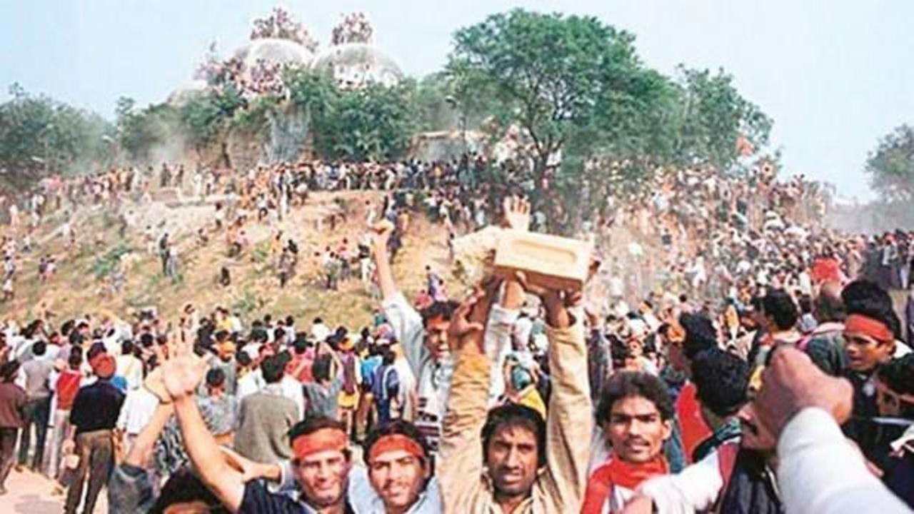 Hindular camiyi yıktı, Yüksek Mahkeme araziye çöktü