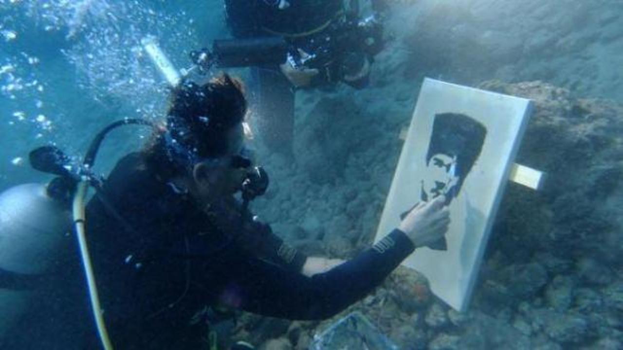 Su altında Atatürk Portresi yaptılar