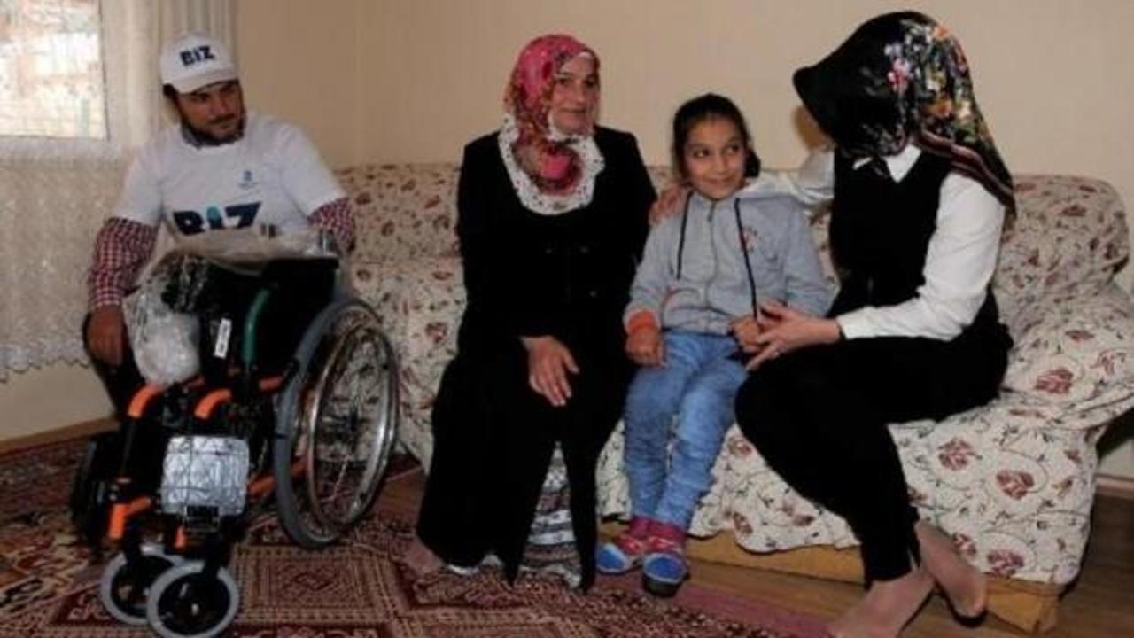 Okula annesinin sırtında giden Suna&rsquo;ya yardım