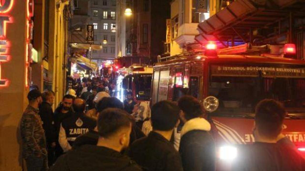 Taksim'de bir otelde çıkan yangın paniğe neden oldu