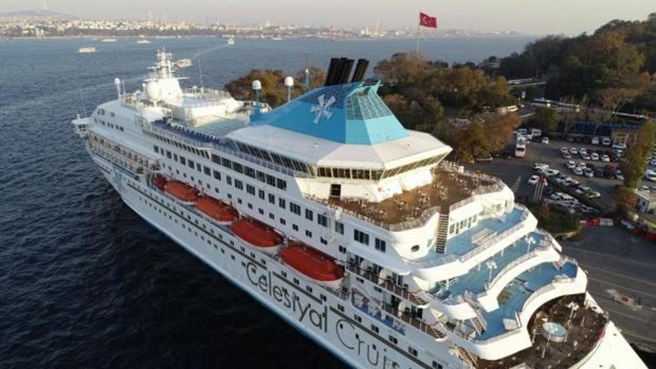 9 katlı dev kruvaziyer gemisi İstanbul'da