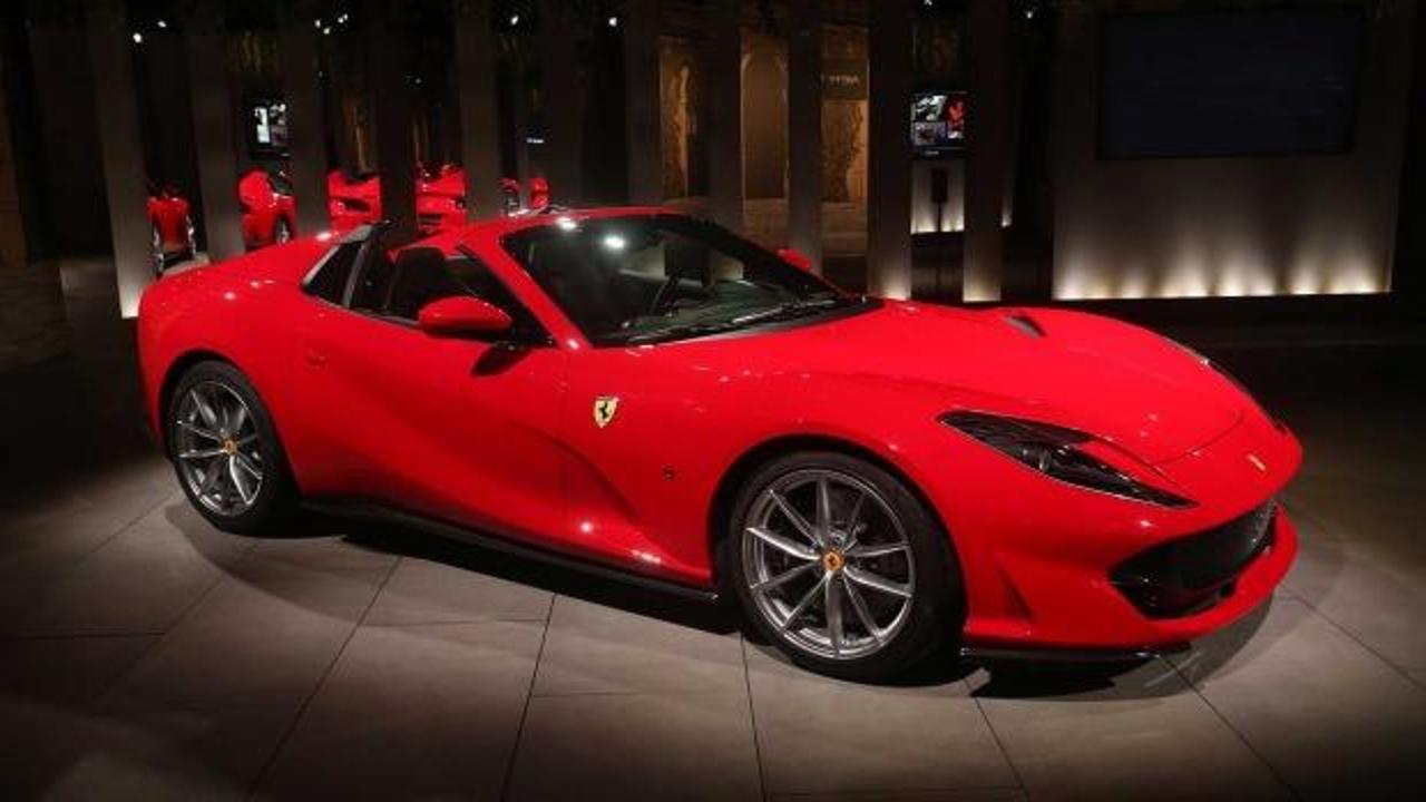Ferrari yeni canavarını tanıttı!