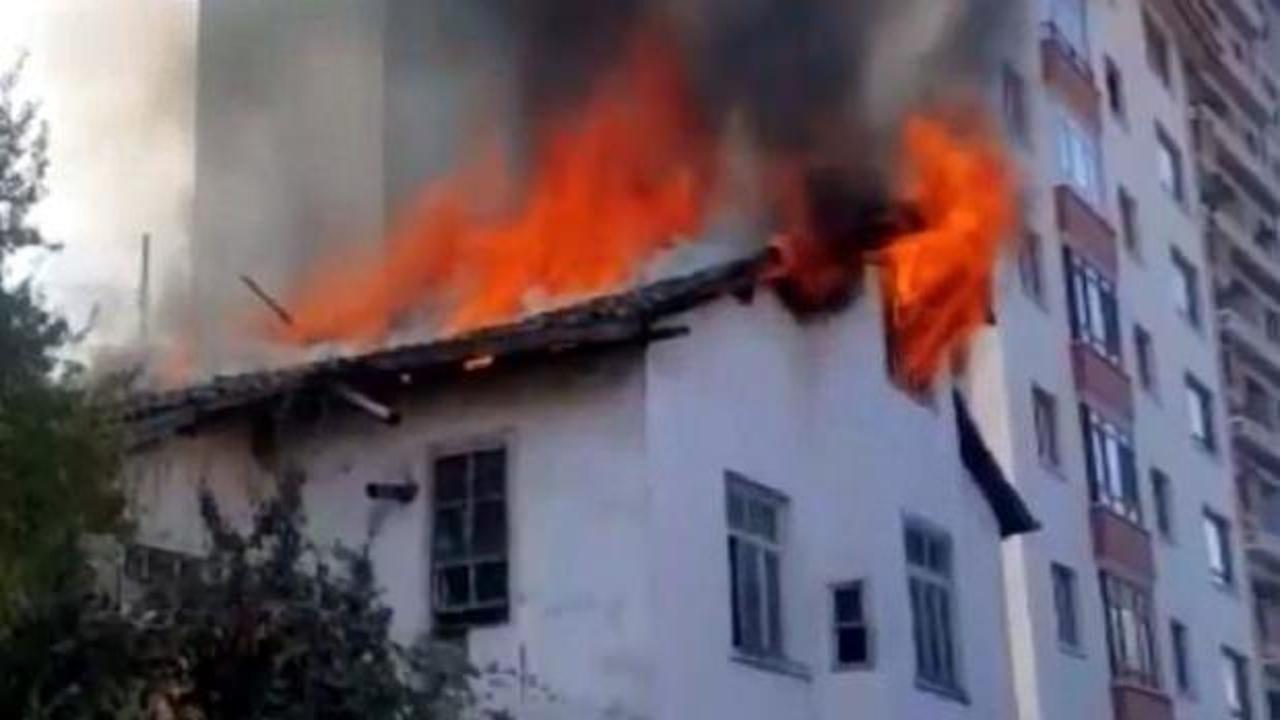 Ankara'da 2 katlı evin çatısı yandı