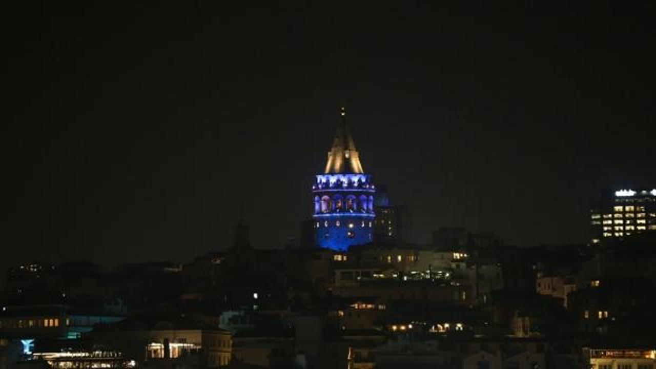 Galata Kulesi maviye büründü