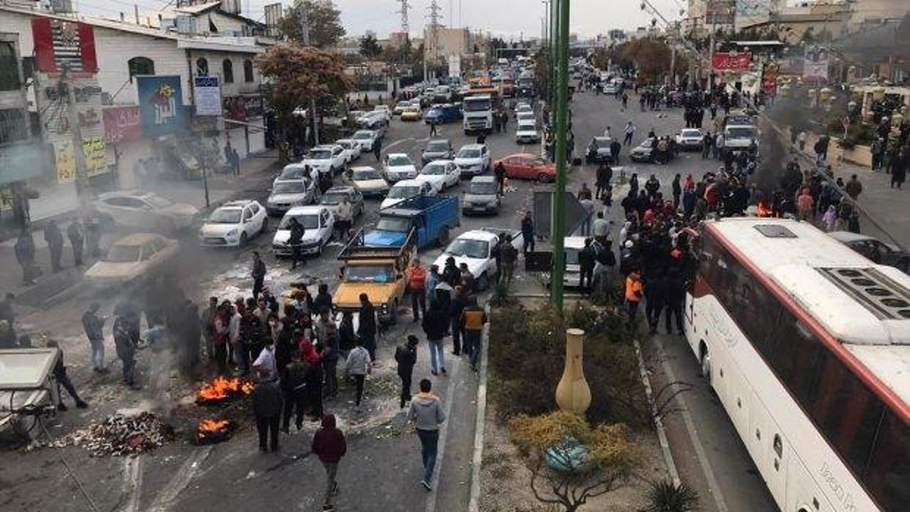İran'da protestolar devam ediyor: Göstericiler yolları kapattı
