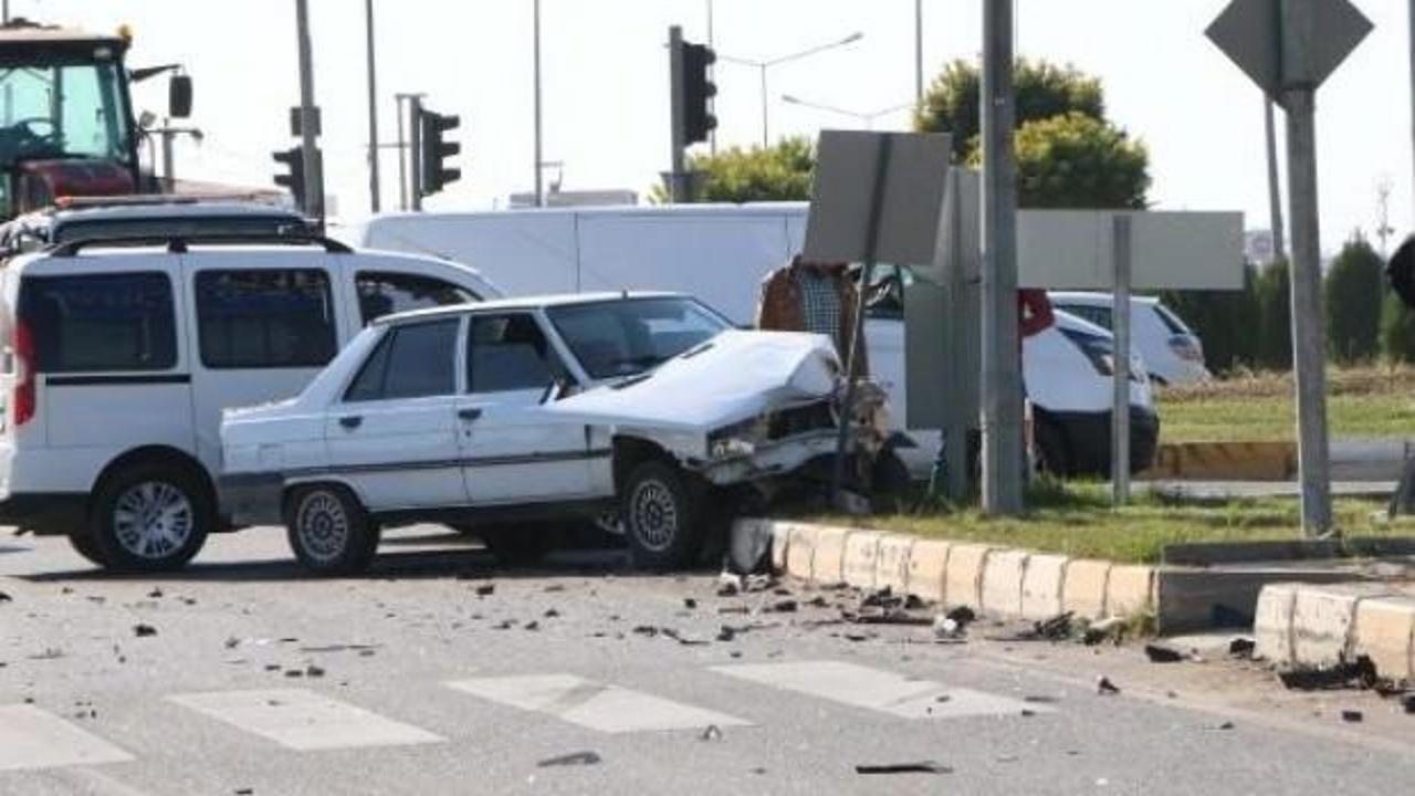 Otomobille ticari araç çarpıştı: 4 yaralı