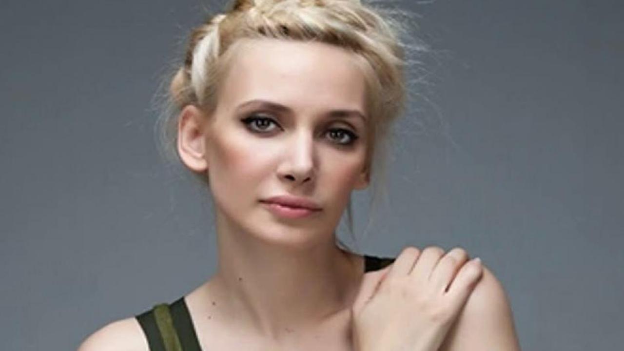 Şarkıcı G&ouml;k&ccedil;e'nin sosyal medya paylaşımı olay oldu! &Ccedil;atlak kadın...