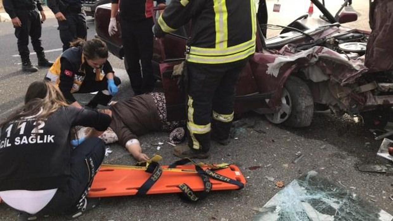 Uşak'ta otomobille kamyonet çarpıştı: 5 yaralı
