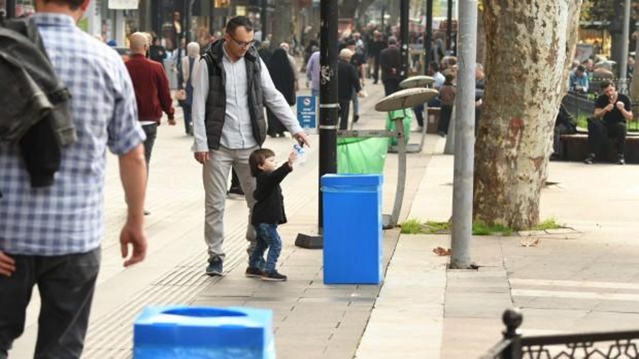 Yerdeki pet şişeyi &ccedil;&ouml;pe attı, neye uğradığını şaşırdı