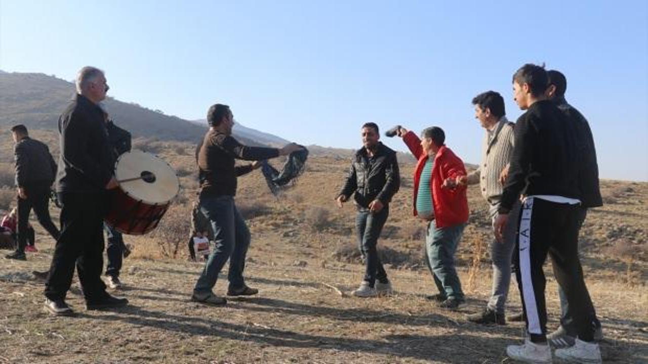 2 bin 450 rakımlı dağa &ccedil;ıktılar halay &ccedil;ektiler