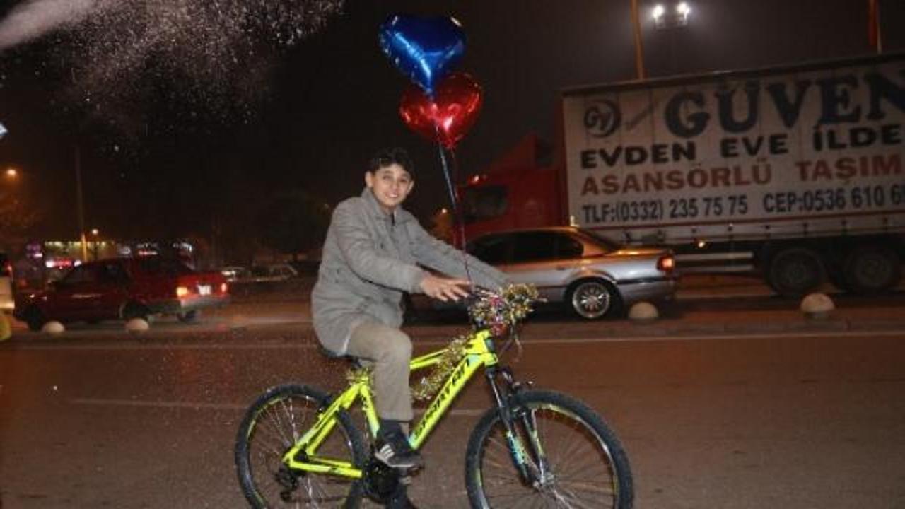 Mendil satan Suriyeli çocuğa bisiklet sürprizi