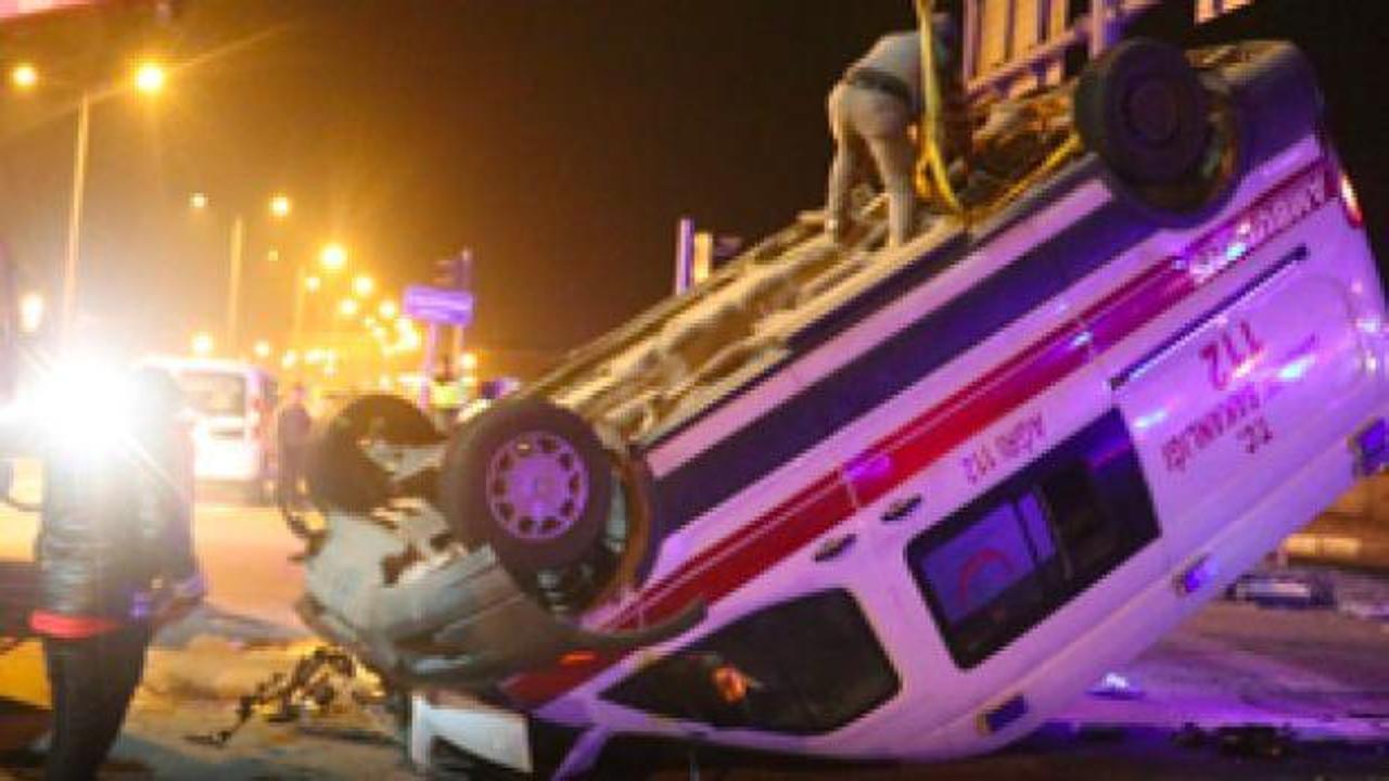 Ağrı'da hasta taşıyan ambulansla otomobil çarpıştı