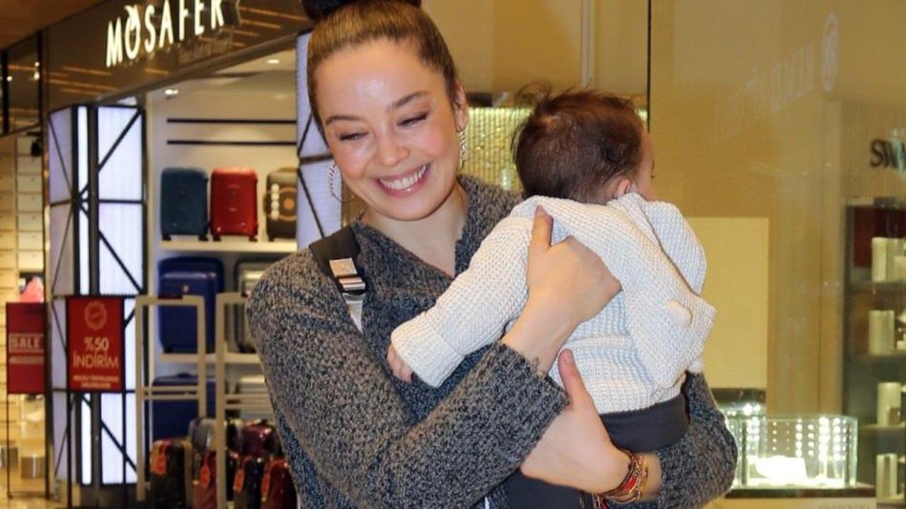 Azra Akın oğlu Demir'in 1. yaş g&uuml;n&uuml;n&uuml; kutladı!