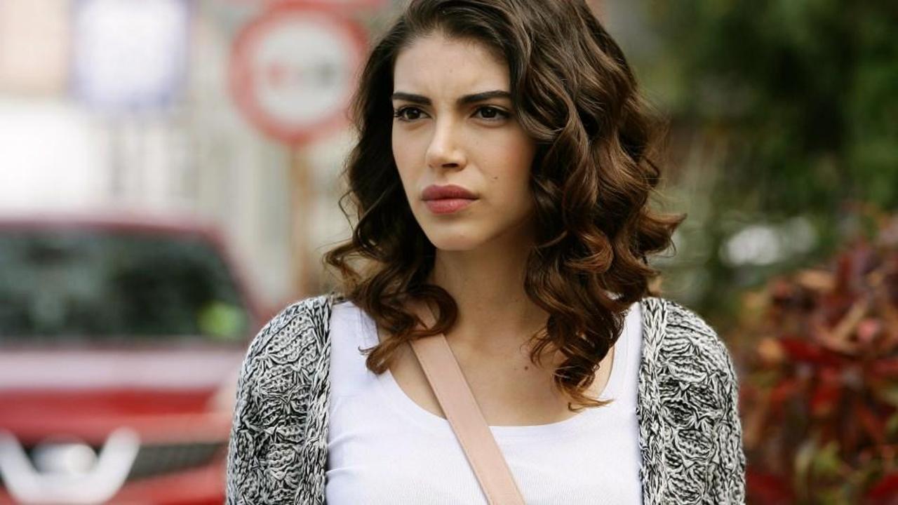 Oyuncu Deniz Baysal da modaya ayak uydurdu!