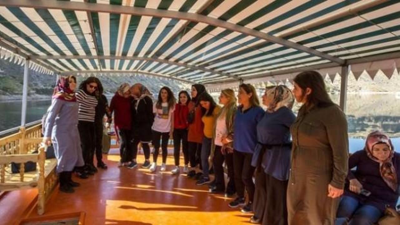 Diyarbakırlı kadınlar teknede halay &ccedil;ekti!