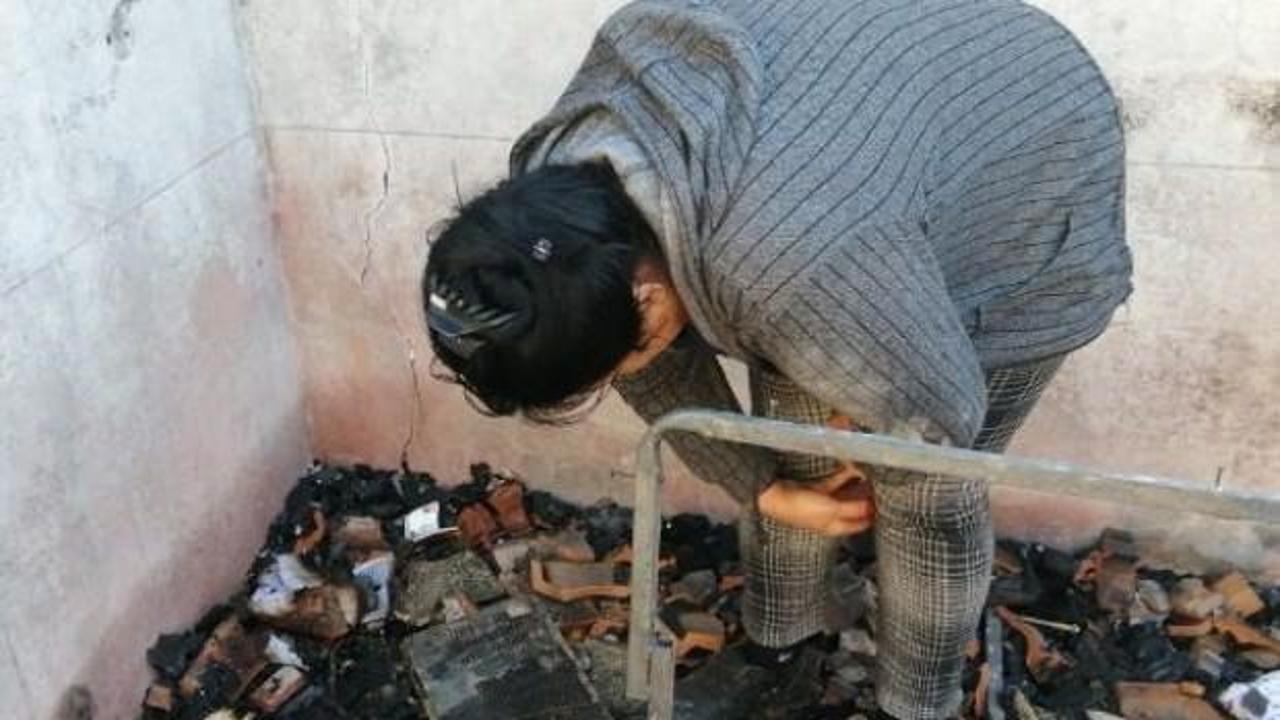 Yanan evinin enkazında sağlam kalan eşya aradı