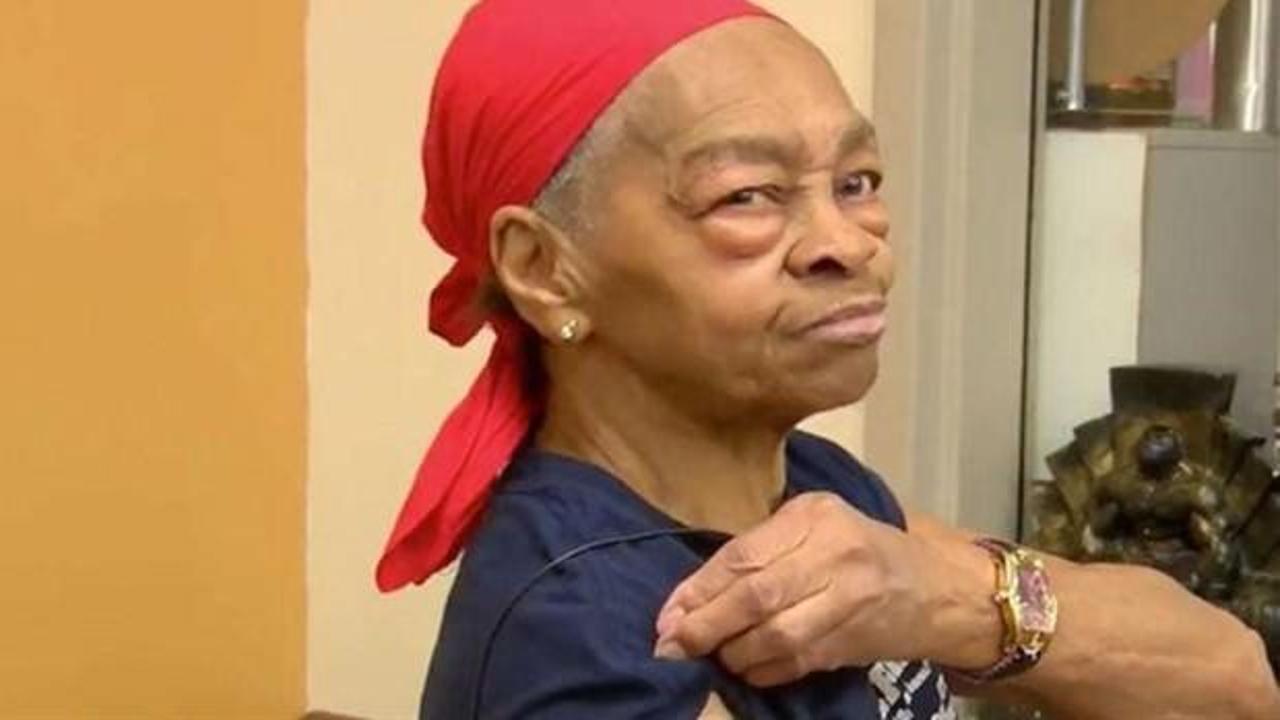 82 yaşındaki kadın, şampuan ve masa ile hırsızı alt etti