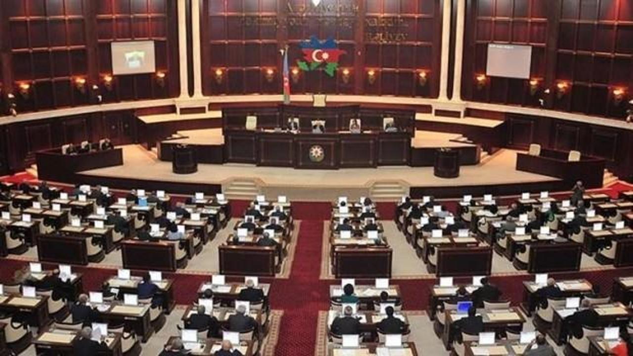 Azerbaycan'da iktidar partisi YAP parlamentonun feshi için başvurdu