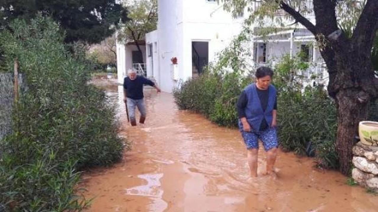 Datça'da yağmur; evine kayıkla girebildi