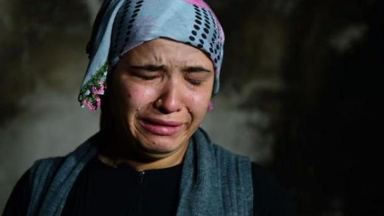 Evi yanan 3 &ccedil;ocuk annesi g&ouml;zyaşlarına boğuldu