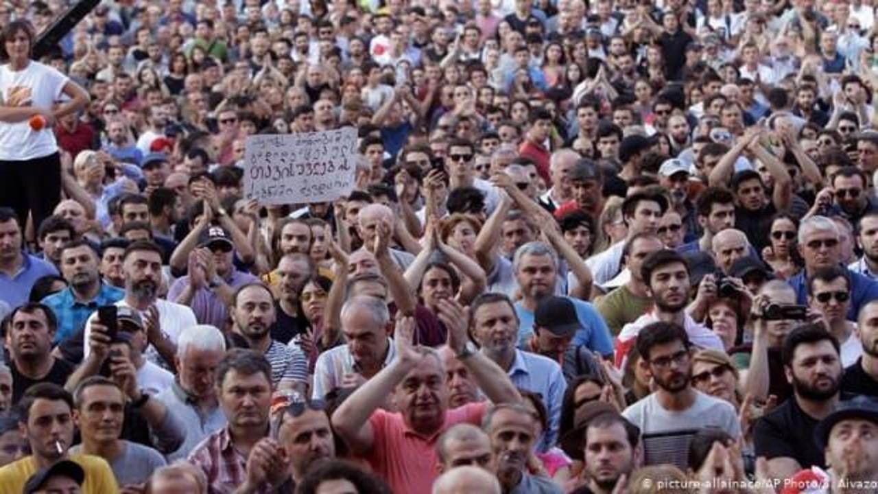 Gürcistan’da eylemcilere barikat engeli