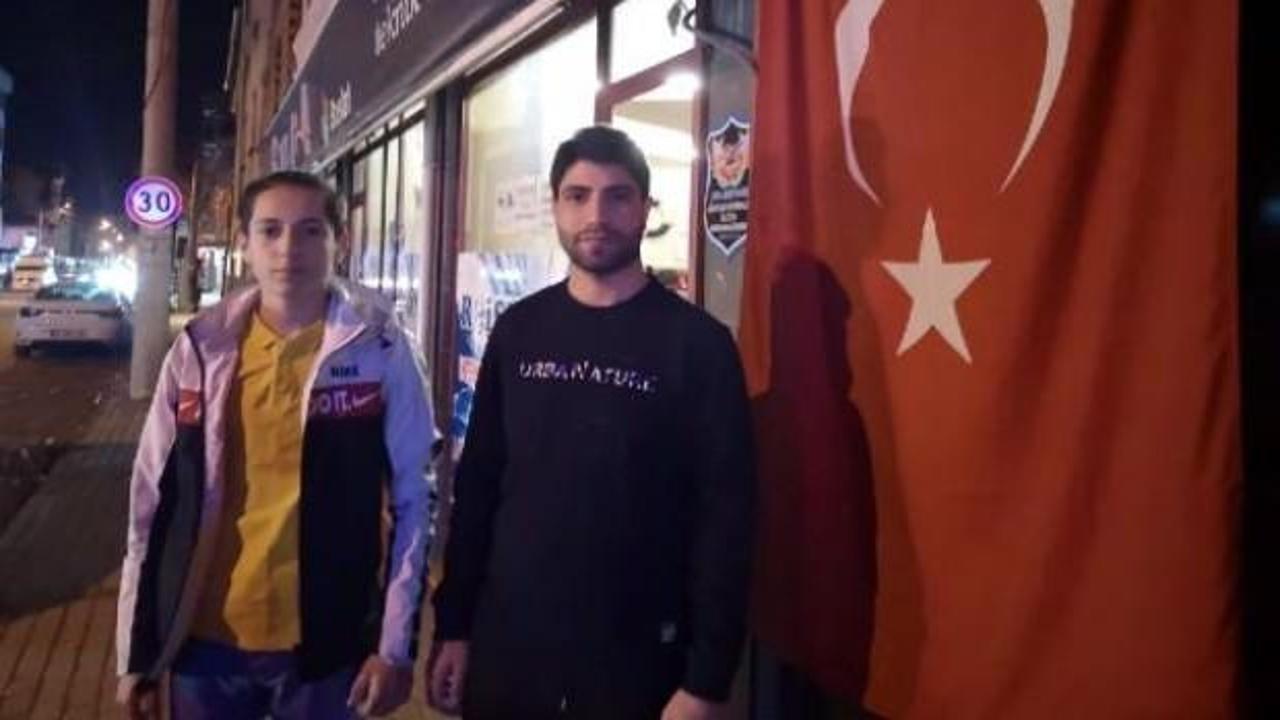 Kafe önündeki Türk bayrağını 3 kere öperek alnına koydu