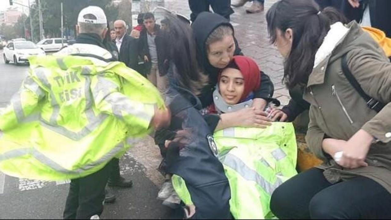Polis memuru yerde yatan yaralı genç kıza montu verdi