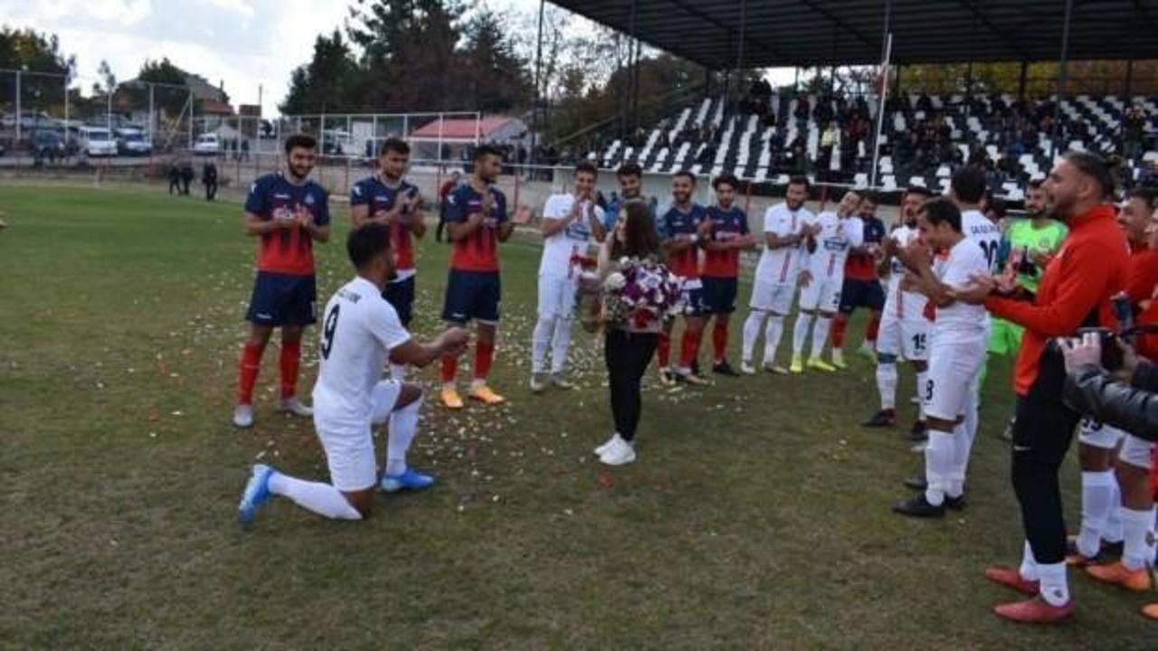 Saha ortasında evlilik teklifi!