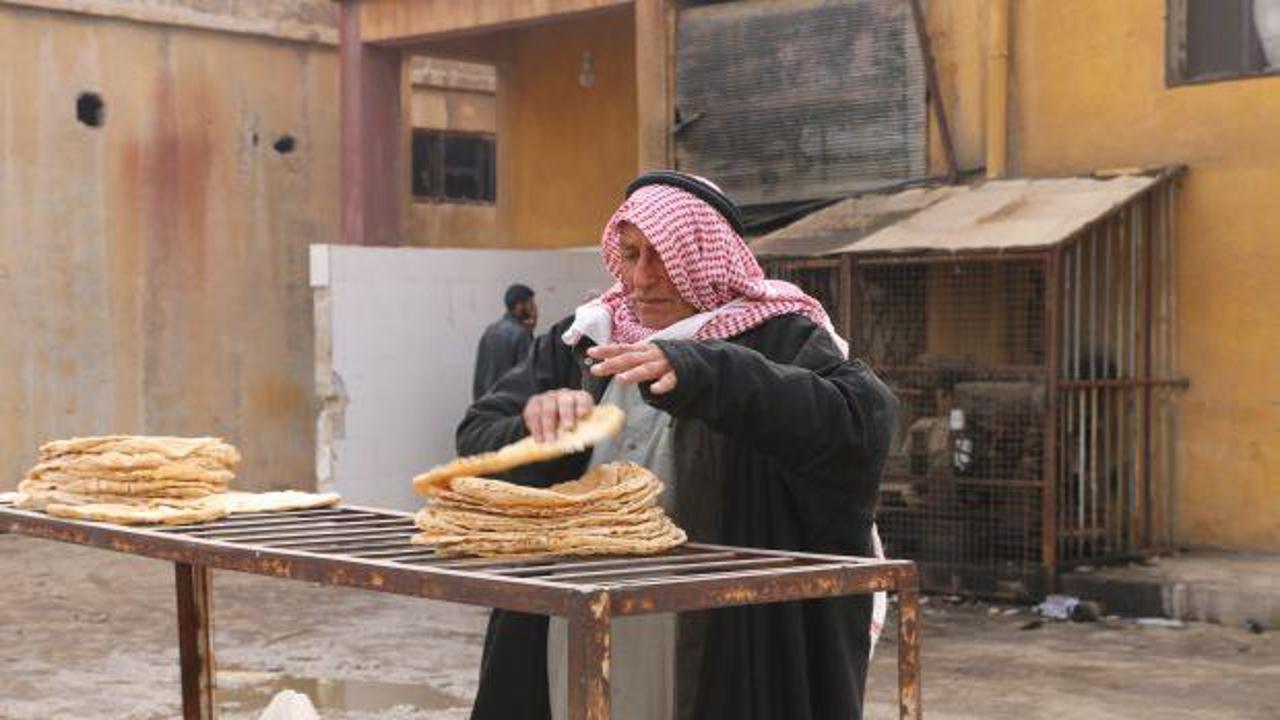 Tel Abyad’da fırından çıkan ekmekler halka bedava dağıtılıyor