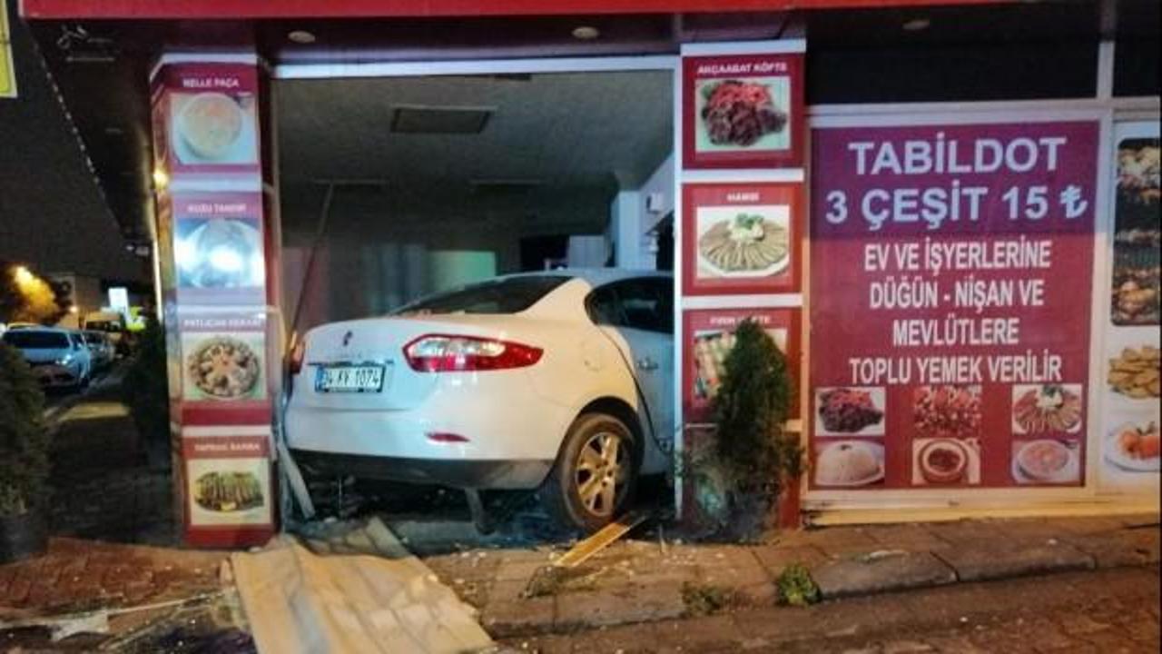 D&uuml;kkana giren otomobil ortalığı savaş alanına &ccedil;evirdi