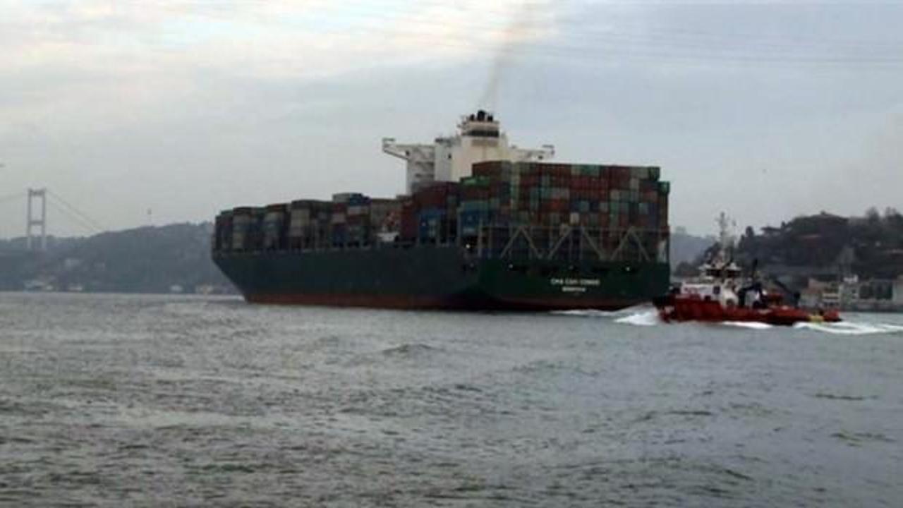Dünyanın en büyük kargo gemisi İstanbul Boğazı’ndan geçti