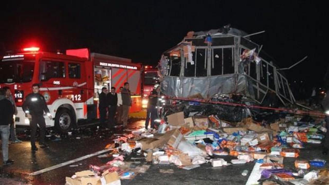 Düzce'de otobüs, TIR’a çarptı: 2 ölü, 35 yaralı
