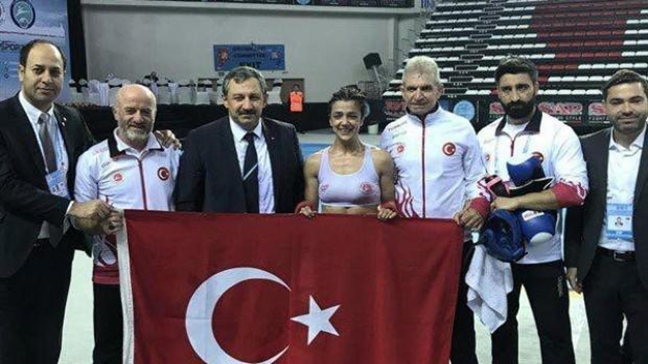 Kick Boksçu Emine Arslan, sözünü tutarak dünya şampiyonu oldu