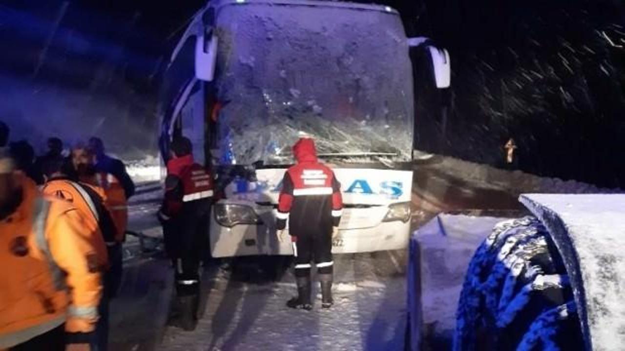 Sivas’ta yolcu otobüsü kepçeyle çarpıştı