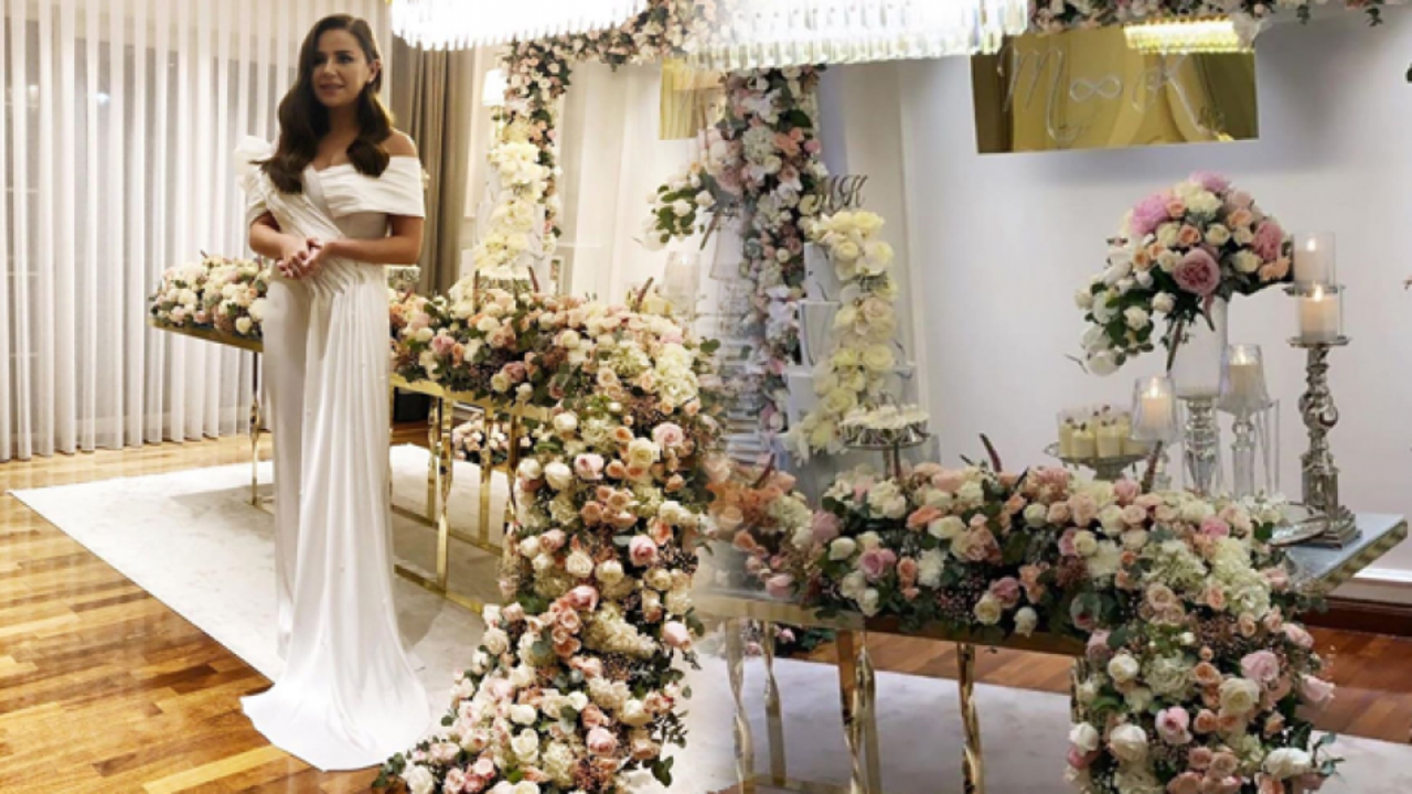 &Uuml;nl&uuml; şarkıcı Merve &Ouml;zbey, Kenan Ko&ccedil;ak ile nişanlandı