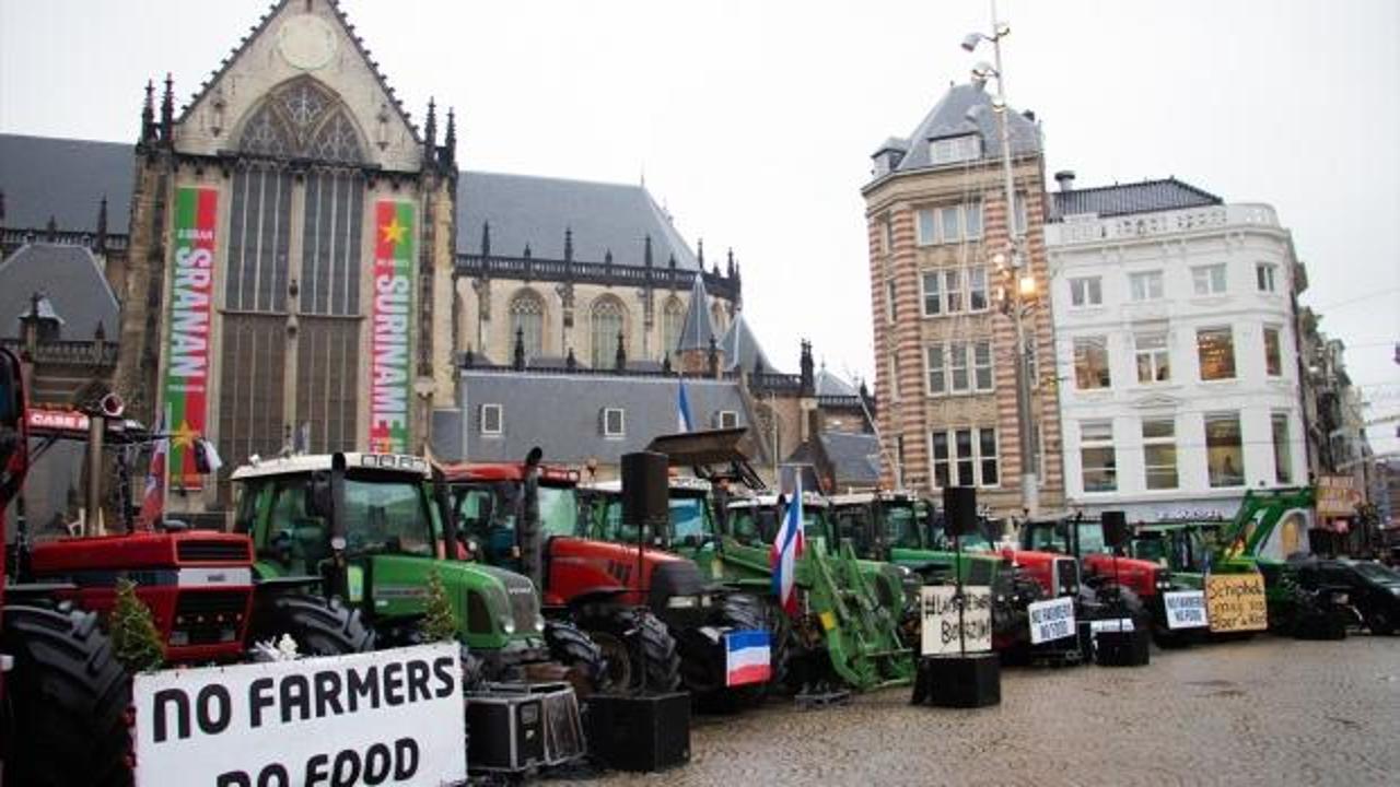 Hollanda'da çiftçiler sokaklara döküldü