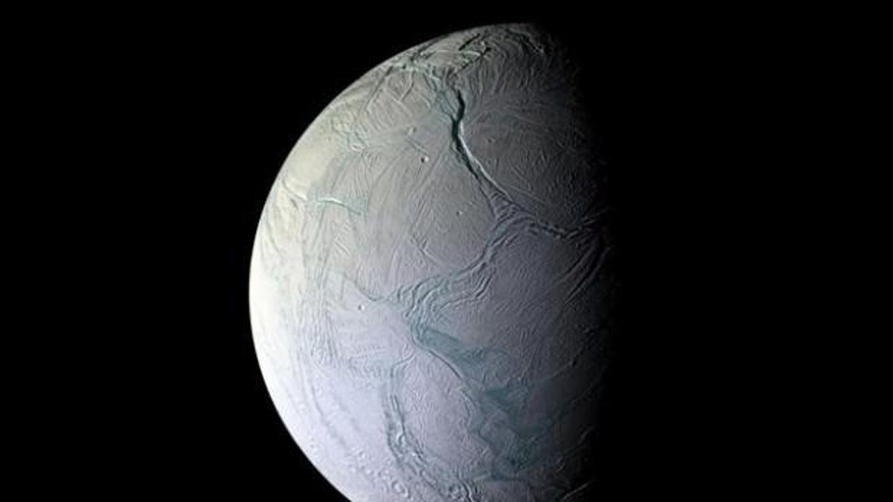 Enceladus'taki 'kaplan sırtı deseni'nin sırrı çözüldü