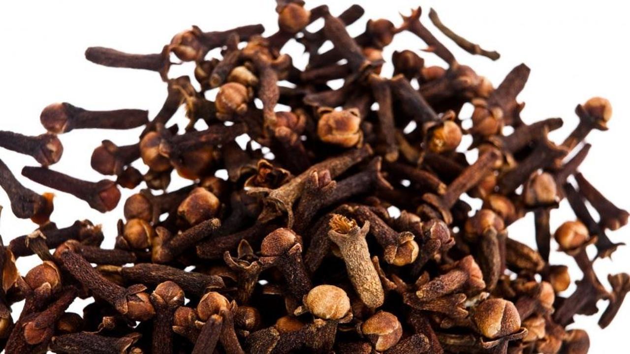 Karanfil k&ouml;k&uuml;n&uuml;n cilde faydaları nelerdir? Her g&uuml;n y&uuml;z&uuml;n&uuml;ze s&uuml;rerseniz...