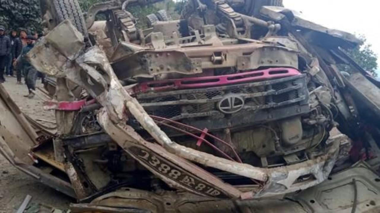 Nepal'de otobüs şarampole yuvarlandı: 14 ölü, 16 yaralı