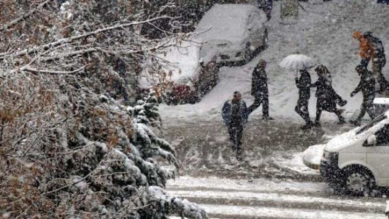Van'da yoğun kar yağışı nedeniyle 33 köy yolu kapandı