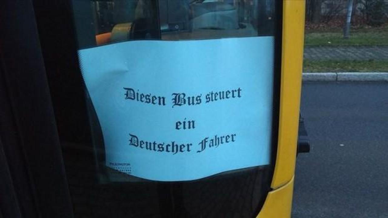 Almanya'da otobüs kapısına ırkçı yazı yazan şoförün görevine son verildi