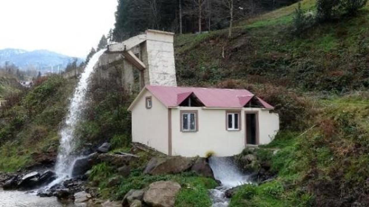 Değirmende &uuml;retilen elektrik camiyi aydınlatıyor