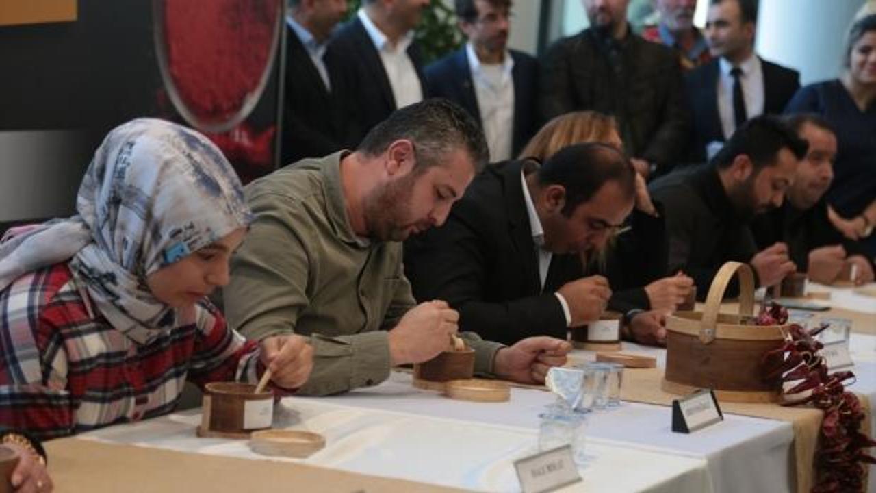 En acı biberi yeme yarışması d&uuml;zenlendi