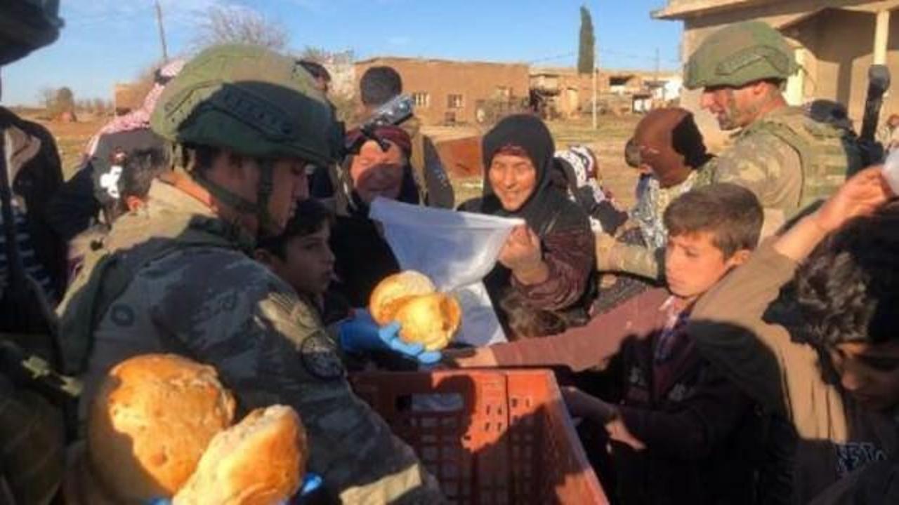 Mehmetçik, Suriyelilere ekmek dağıtımını sürdürüyor