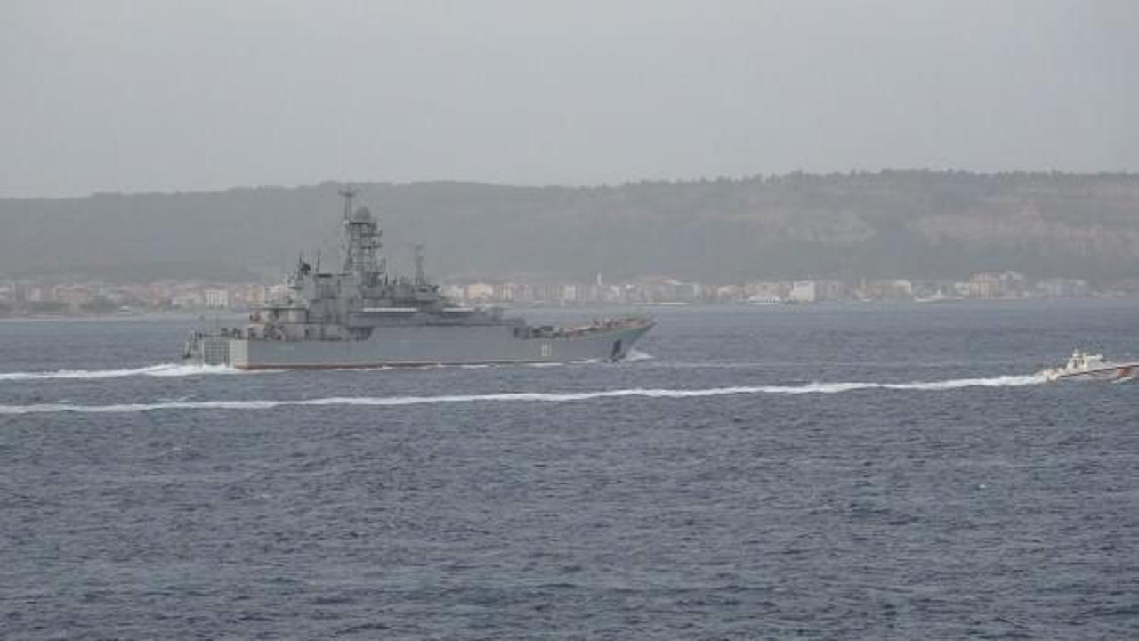 Savaş gemisi Azov Çanakkale Boğazı'ndan geçti