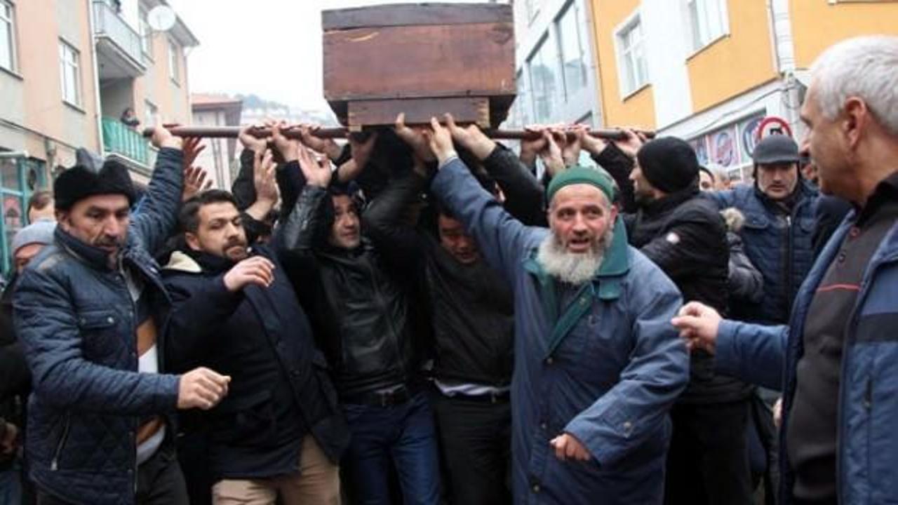 103 yaşında &ouml;len din adamının cenaze t&ouml;renine 3 bin kişi katıldı