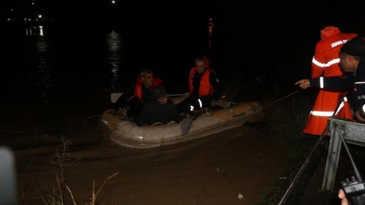 Adana'da sele kapılan otomobildeki 4 kişi kurtarıldı