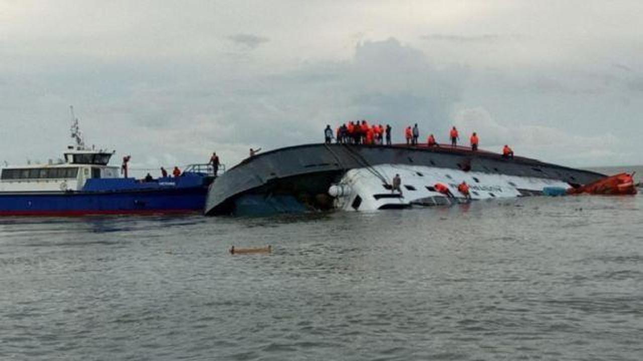 Aşırı yüklenen tekne battı: 100 ölü