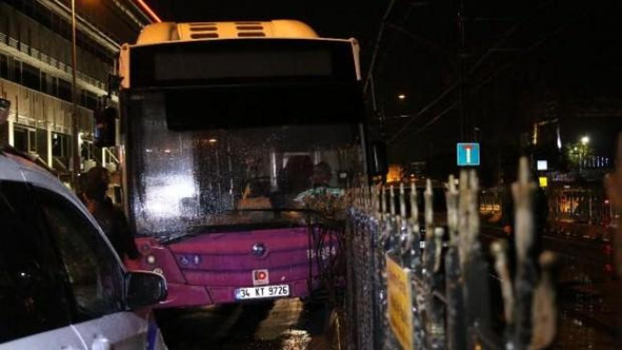 Belediye otobüsü tramvay parmaklıklarına çarptı