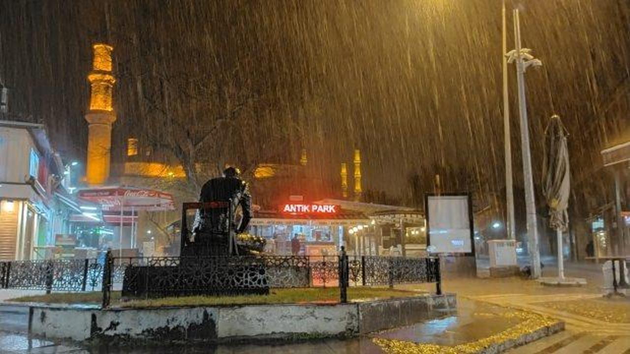 Edirne'de sağanak yağmur hayatı durma noktasına getirdi